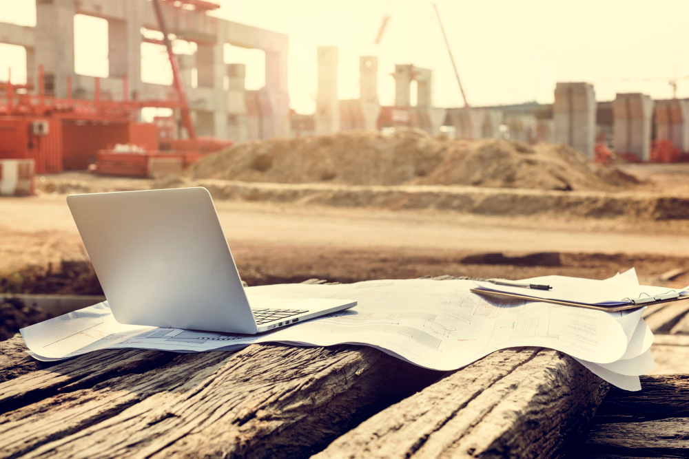 Ein Laptop auf der Baustelle hilft bei der Budgetierung und vereinfacht die Betriebsbuchhaltung.